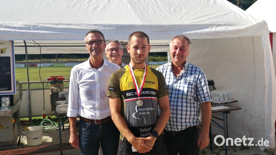 Triathlet Jonas Rabenstein erreichte 2021 unter Tausenden Teilnehmern beim Ironman in Roth als 19. das Ziel. Er kam im Sportdress zur Ehrung durch die Bürgermeister (von links) Peter Achatzi, Wolfgang Rattai und Christian Sperber. Bild: dir