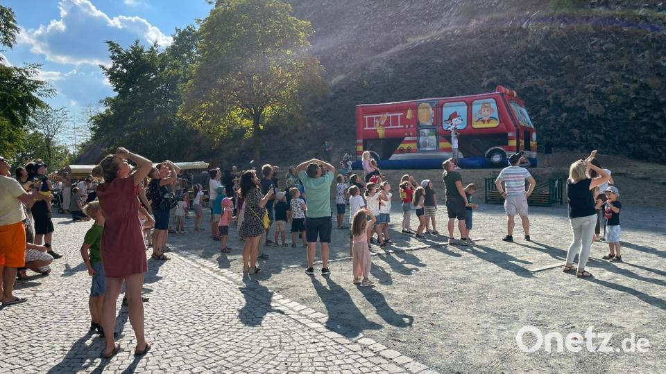 Luftballons gehen auf die Reise – Parksteiner SPD-Kinderfest ein toller Erfolg Bild: Georg Janner/exb