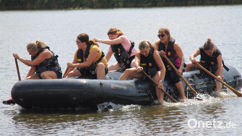 Das beste Damen-Paddelteam waren „Die Wilden Hühner“. Sie gaben auf den letzten Metern alles. Bild: dl