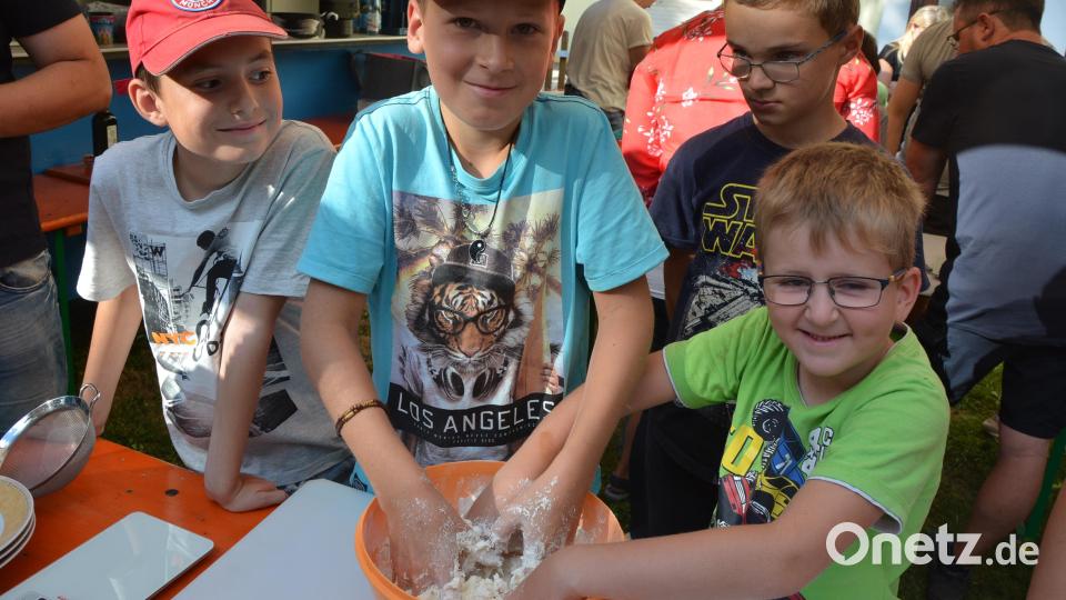 Auch diese Jungs hatten Freude am Pizzabacken. Bild: jr