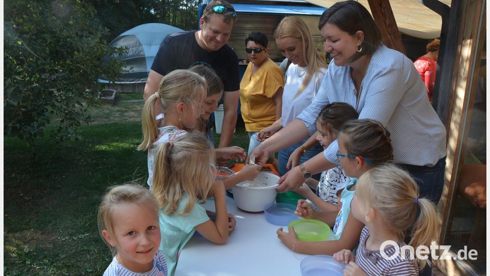 Der Chor &quot;Grazie a Dio&quot; und Chorleiterin Michaela Burger (rechts) gestalteten eine Pizzabackaktion für Kinder. Jugendbeauftragter Martin Teubner (hinten links) hatte dazu wieder auf sein Anwesen in Pienmühle eingeladen. Bild: jr