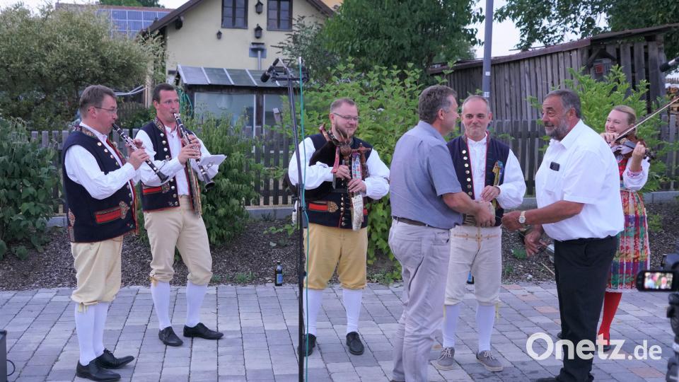 Deutsch-tschechische Musik: Der Hostauer Bürgermeister Miro Rauch (vorne links) und der Waldthurner Rathauschef Josef Beimler (vorne rechts) spielen zur Unterhaltung der 100 Zuhörer und unter der Anleitung des Moderators Kamil Jindřich (Mitte dazwischen) gemeinsam am „Brummtopf“. Bild: fvo