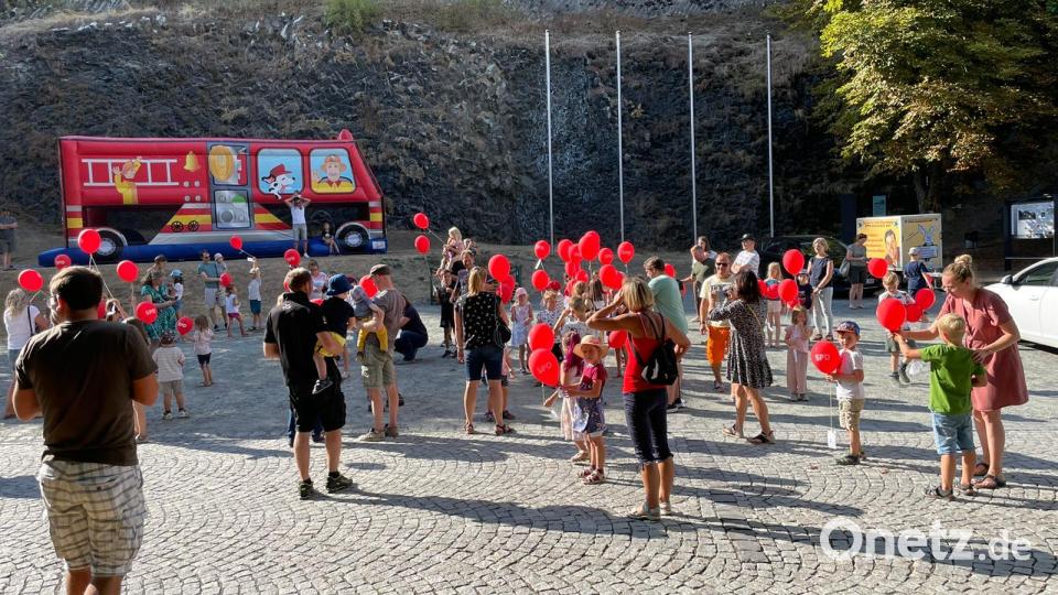 Luftballons gehen auf die Reise – Parksteiner SPD-Kinderfest ein toller Erfolg Bild: Georg Janner/exb