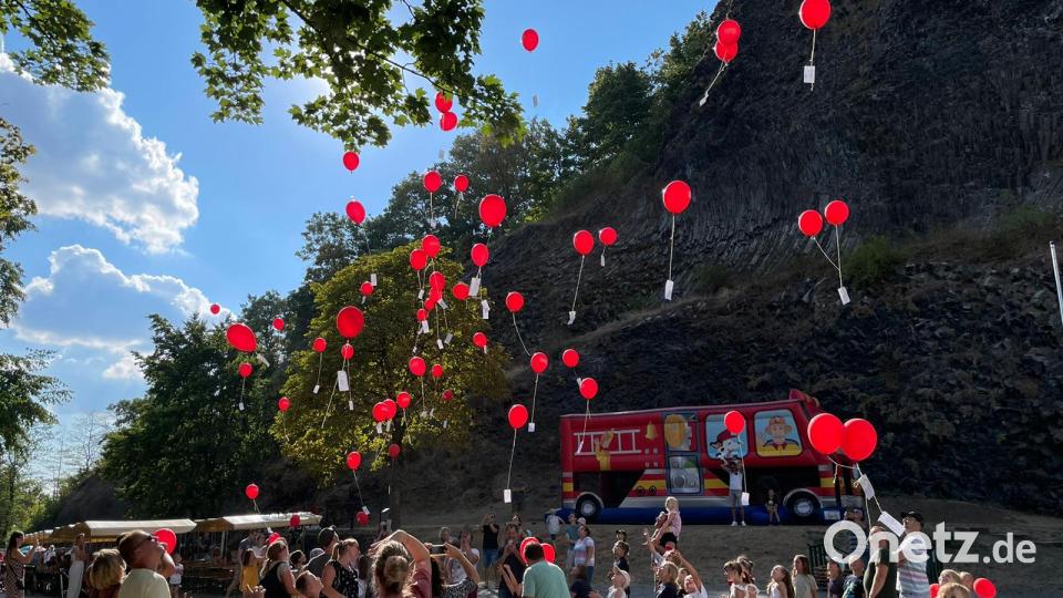 Luftballons gehen auf die Reise – Parksteiner SPD-Kinderfest ein toller Erfolg Bild: Georg Janner/exb