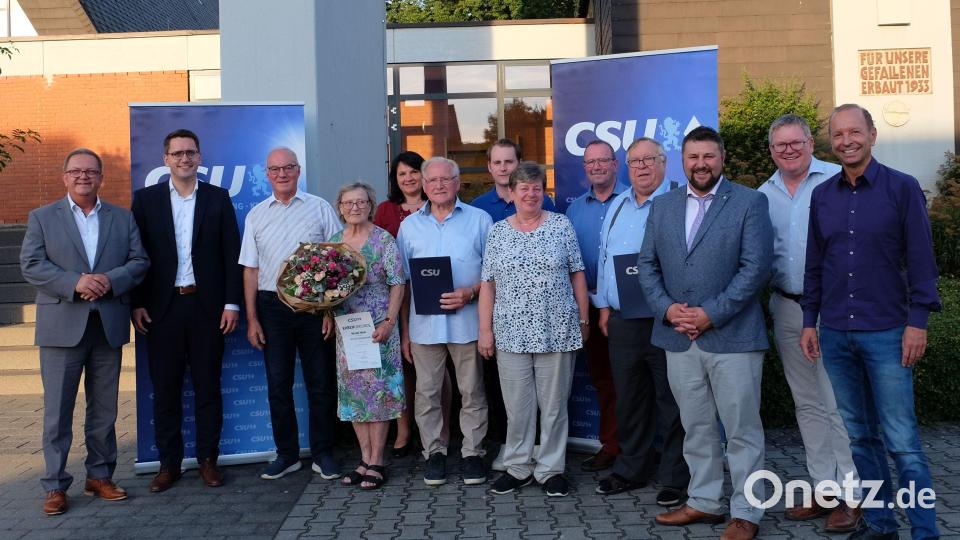 Geehrte und Funktionäre: (von links) Bezirksrat Martin Preuß, Europaabgeordneter Christian Doleschal, Heinz Donhauser, Renate Meier, Barbara Gerl, Josef Kohl, Dominik Breit, Sonja Walz, Andreas Otterbein, Anton Donhauser, Daniel Müller, Oberbürgermeister Michael Cerny und Thomas Bärthlein. Bild: Alois Haitzmann/Büro Doleschal/exb