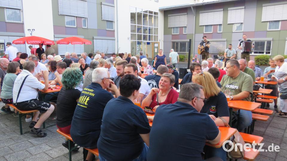 Viele Altenstädter kamen um mit der SPD zu feiern Bild: adj