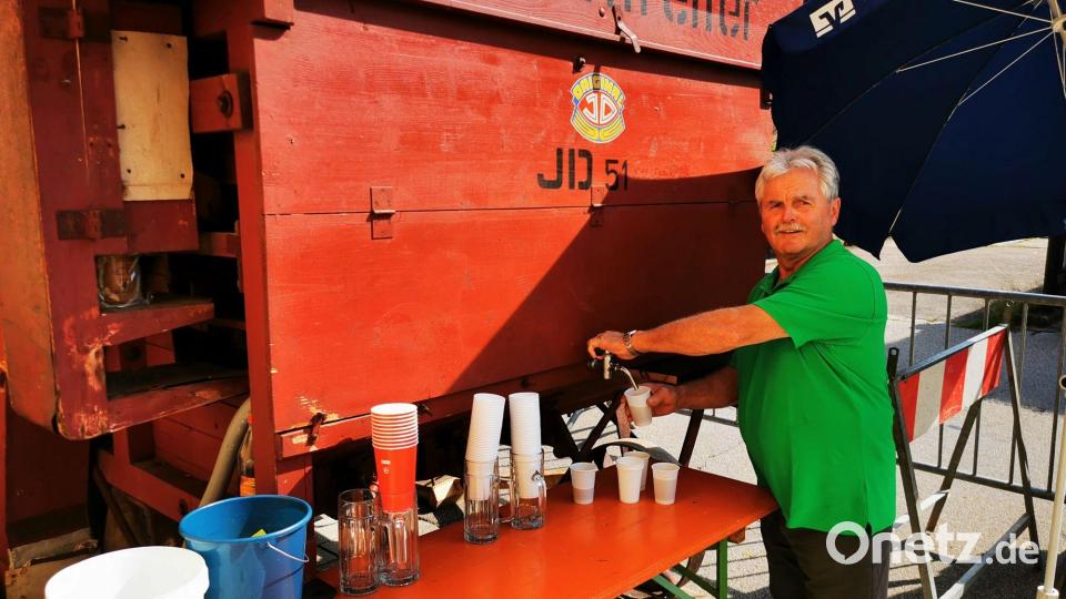 In den vergangenen Jahren sorgte Josef Füssl an der Dreschmaschine für flüssige Kost. Archivbild: gz
