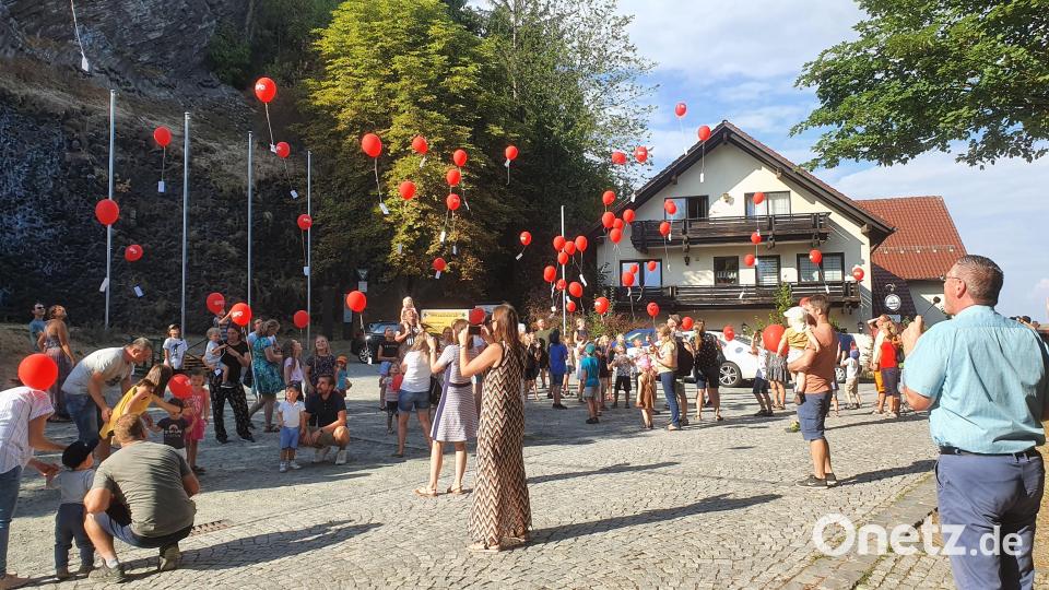Luftballons gehen auf die Reise – Parksteiner SPD-Kinderfest ein toller Erfolg Bild: Georg Janner/exb