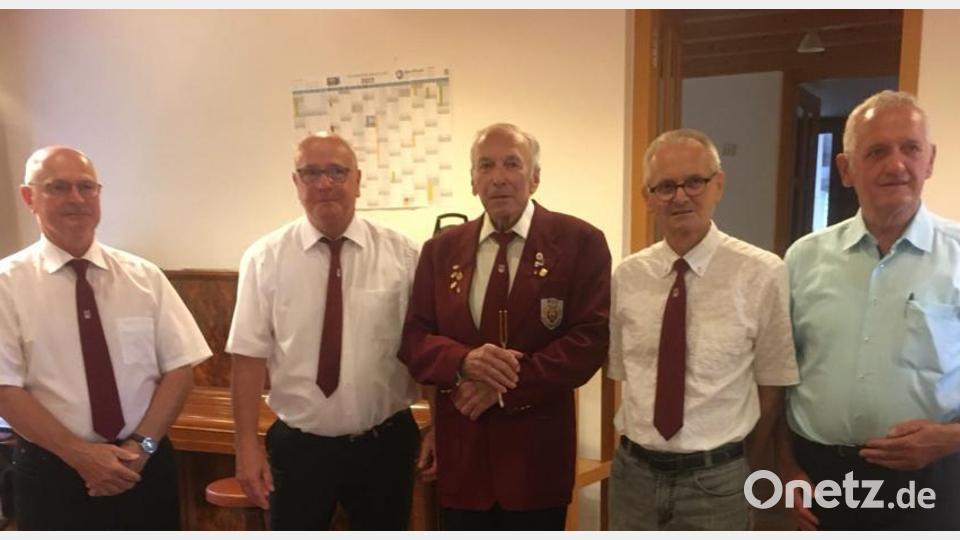 Wechsel beim Männergesangverein Eschenfelden: (von links) die Vorsitzenden Hans Wedel und Wolfgang Kleiber, der scheidende Chorleiter Heinrich Heim, sein Nachfolger Gerhard Knahn und Heinrich Bodendörfer vom Sängerkreis Hersbruck. Bild: lei