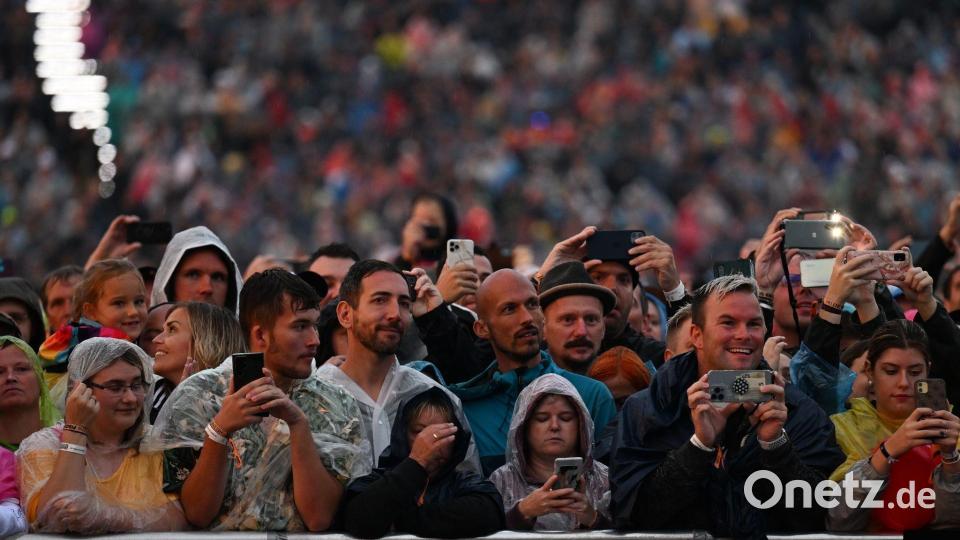 Helene Fischer Fans haben lange gewartet - und mussten das Comeback der Sängerin im Regen feiern. Bild: Angelika Warmuth/dpa