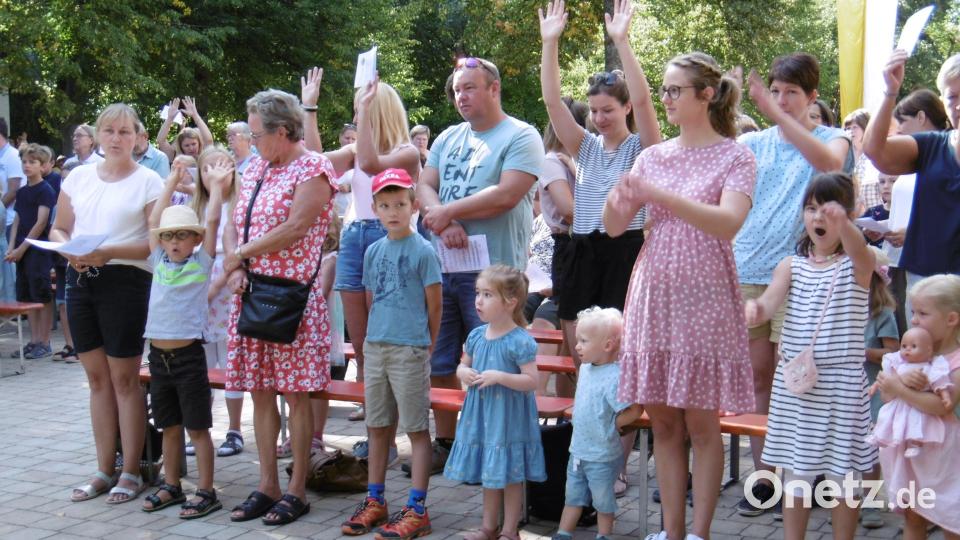 Gesten unterstrichen den Inhalt der kindgerechten Lieder. Bild: mma