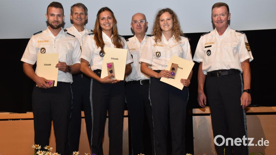 Kilian Liedke (Rosenheim), Antonia Fürst (Passau) und Luisa Eisen (Freising) (vorne von links) waren die Besten der künftigen Polizeimeister. Bild: hcz