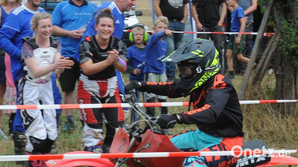 Maxi und Rebecca feuern Anne lautstark an, aber mehr als Platz 15 in der Tuning-Klasse war nicht drin. Bild: gf