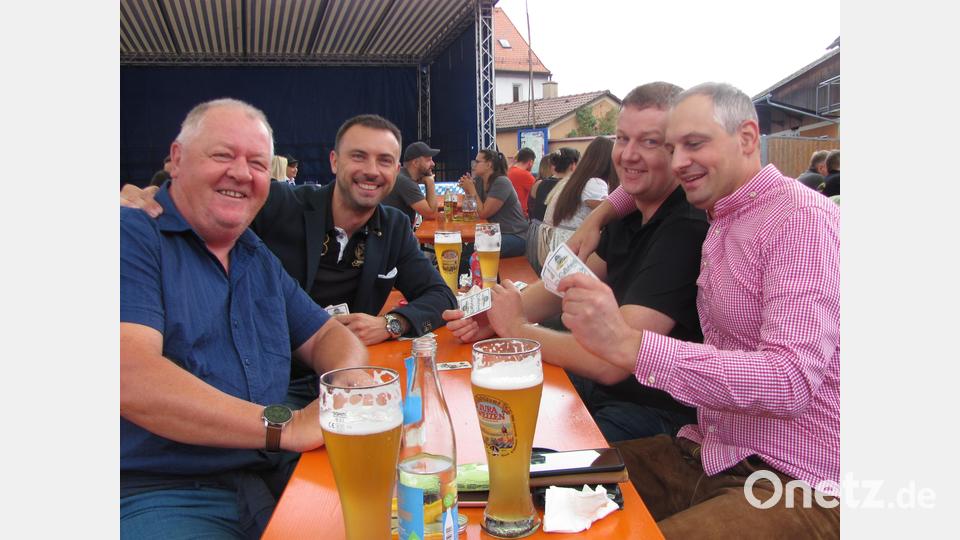 Ein zünftiger Schafkopf zum Frühschoppen ist schon lange Tradition auf dem Manteler Bürgerfest. Bild: sei