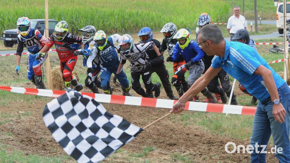 LeMans-Start für die seriennahe Klasse. Bürgermeister Peter Achatzi (rechts) gibt das Startzeichen und die Crosser stürmen zu ihren „Mofas“. Bild: gf