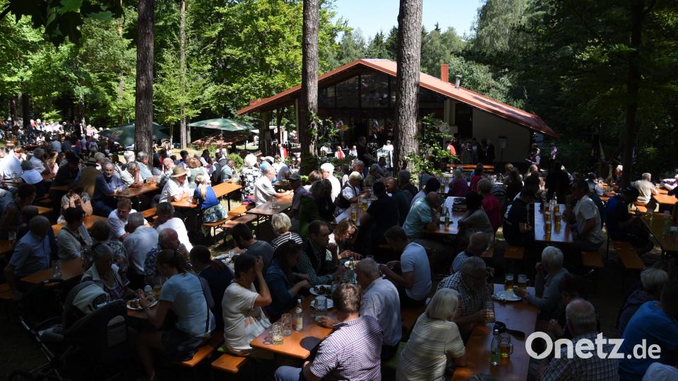 Das besondere Flair des Buchbergfestes zog wieder zahlreiche Gäste an. Für viele, die aus der Regionen stammen, ist das ein alljährlicher Pflichttermin. Bild: nag