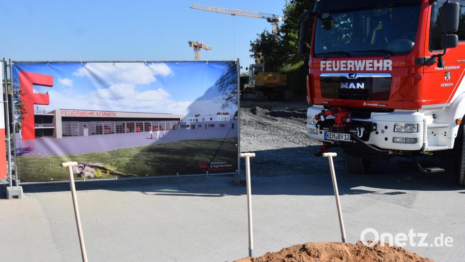 Zum Neubau des Feuerwehrgerätehauses in Kemnath fand nun der Spatenstich statt. Die Arbeiten laufen bereits auf Hochtouren. Bild: mde