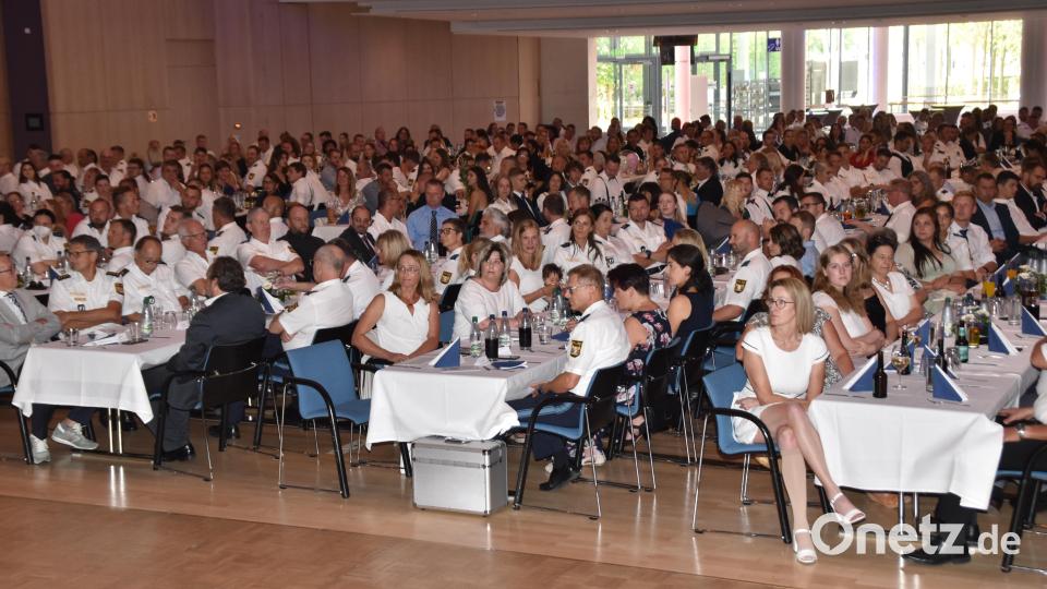 120 Beamte und Beamtinnen des 79. Ausbildungsseminars erhielten in der Max-Reger-Halle ihre Ernennungsurkunden. Bild: hcz