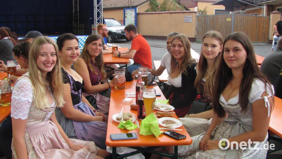 Fesche Mädchen im Dirndl ließen sich ihr Weißwurstfrühstück schmecken. Bild: sei