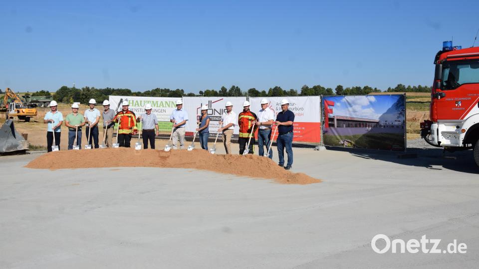 Zum Spaten griffen Bauamtsmitarbeiter Stefan Gaßler, Bauunternehmer Volker Ziegler, Architekt Matthias Stelzl, Statiker Markus Bayerl, Kommandant Peter Denz, Architekt Wolfgang Schultes, Bürgermeister Roman Schäffler mit seinen Stellvertretern Katharina Hage und Hermann Schraml, Vorstand Marco Schäffler, Geschäftsstellenleiter Reinhard Herr und Bauamtsleiter Roland Sächerl (von links) anlässlich des Spatenstichs zum Neubau des Feuerwehrgerätehauses in Kemnath. Bild: mde