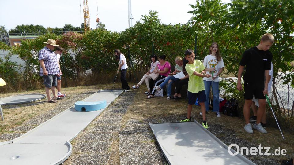 Im Kinderferienclub Neustadt/WN ist Minigolfen angesagt. Bild: krb