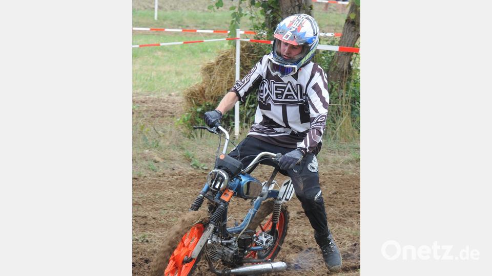 Auch das war beim Mofa-Cross in Neukirchen am Start, ein echtes Mofa, mit dem das Team „Drecksau“ die Klasse „Originalgetreue Mofas“ beim „Mofacross der Nationen“ gewann. Bild: gf