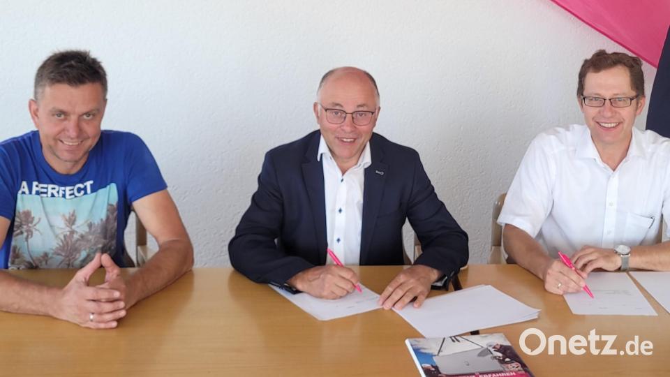 Die Gemeinde und die Deutsche Telekom als Partner. Telekom-Bevollmächtiger Josef Scherl, ein Speinsharter (re), unterzeichnete mit den Bürgermeistern Albert Nickl (Bildmitte) und Roland Hörl (li) den Vertrag zur Erweiterung des Glasfasernetzes Bild: do