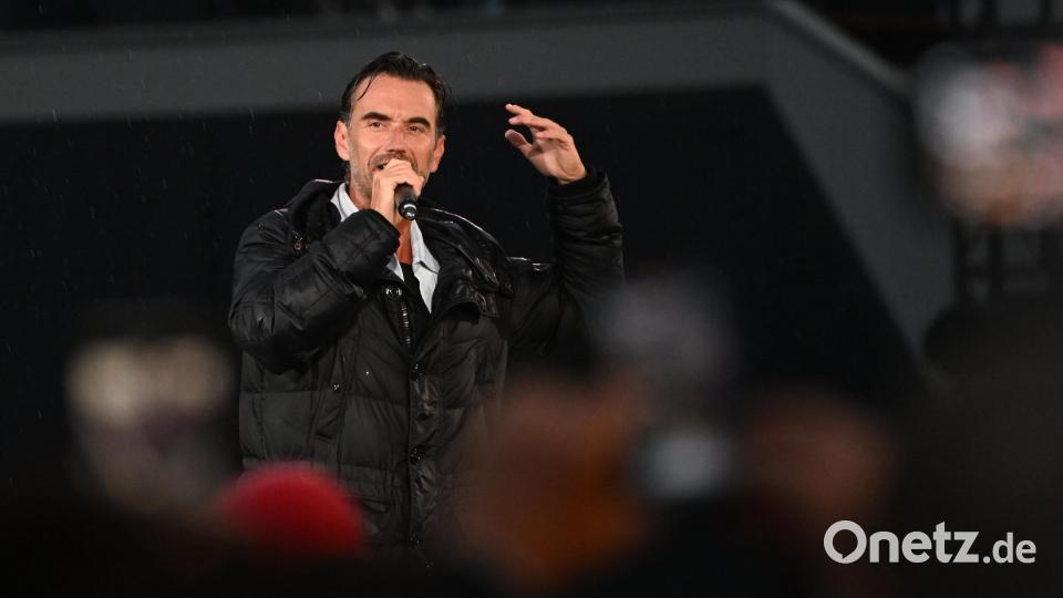 Schlagersänger Florian Silbereisen begrüßt die Fans vor Beginn des Helene Fischer Open-Air-Konzerts in der Messe München. Bild: Angelika Warmuth/dpa
