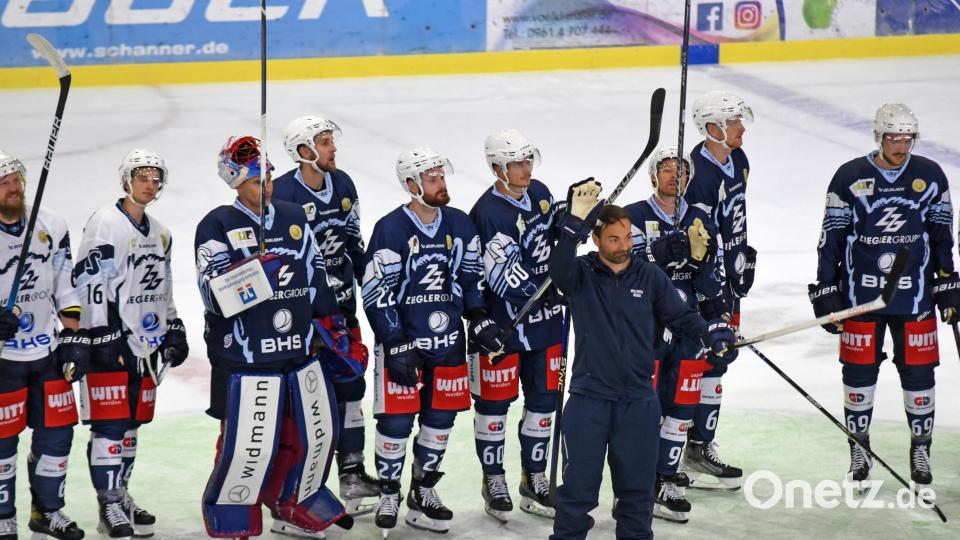 Trainer Sebastian Buchwieser (vorne) und die neuformierte Mannschaft der Blue Devils Weiden präsentierten sich am Samstag bei einem öffentlichen Training interessierten Fans in der Hans-Schröpf-Arena. Bild: Gebert