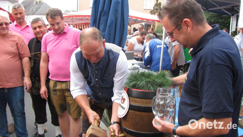 Mit drei Schlägen ohne einen Spritzer zapte Bürgermeister und Kartellvorsitzender Richard Kammerer das erste Faß Naabecker Festbier an. Braumeister Eric Kulzer hielt das Fass fest und reichte die Masskrüge. Bild: sei