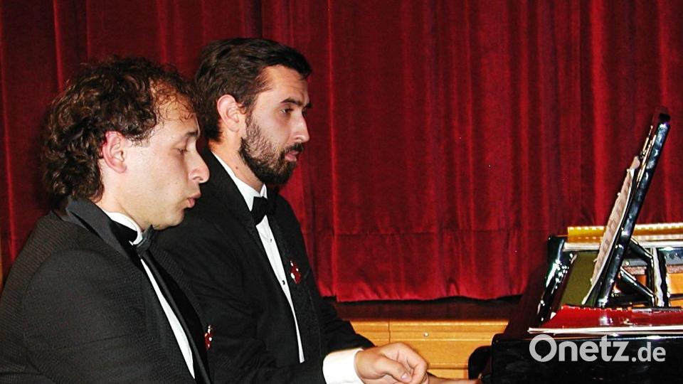 Das &quot;Voodoo-Piano&quot;-Duo mit Dušan Grozdanović (von links) und Vuk Božilović riss das Publikum im Mehrzwecksaal mit vierhändiger Klaviermusik zu wahren Beifallsstürmen hin. Bild: ld