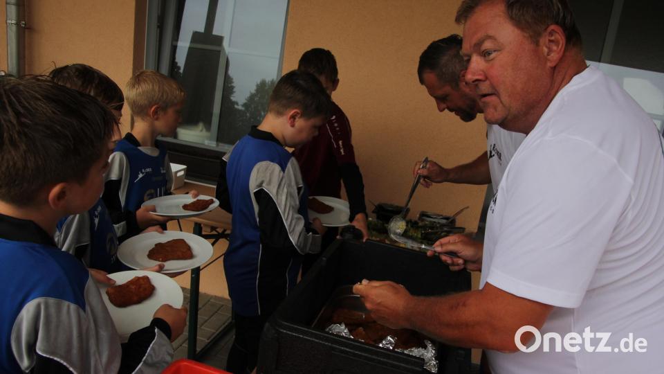 "Essenfassen": Beim ganztägigen Trainingscamp gab es Schnitzel mit Kartoffelsalat zum Mittagessen. Danach hatte Personaltrainer Fabian Lorenz ein spielerisches Fitnessprogramm für die Kinder vorbereitet. Bild: kro