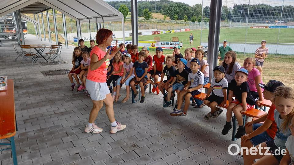 Tennis-Spartenleiterin Dorle Praller lobte den tollen Einsatz der Kinder, bevor es Müsliriegel, Eis und Urkunden gab. Bild: kki