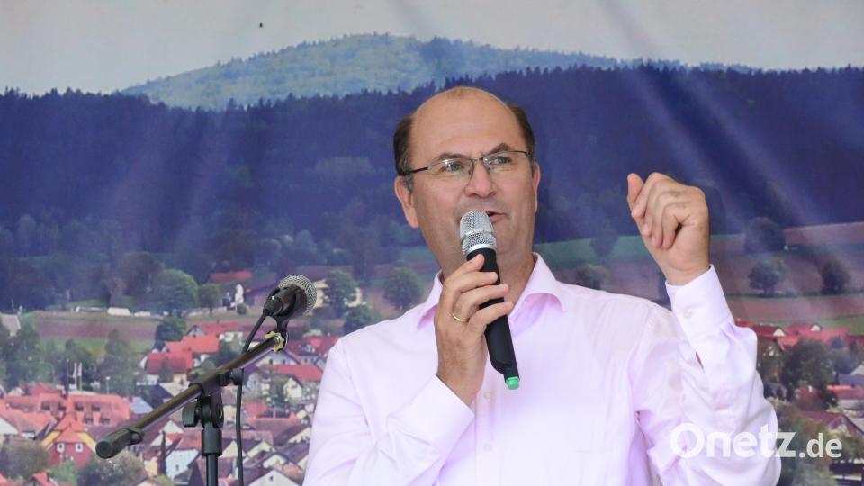 Finanz- und Heimatminister Albert Füracker würdigt die Arbeit der Fleischrinderzüchter als Beitrag zum Erhalt der Landschaft Bayerns und gleichzeitig als Garant einer einheimischen Versorgung mit einem hochwertigen Lebensmittel. Bild: bey