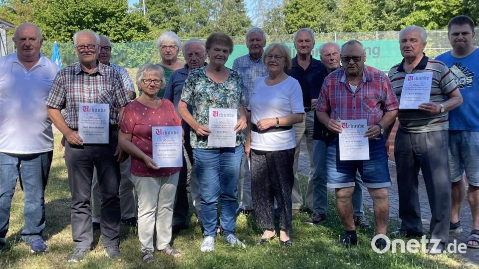 Der Wanderverein ehrt langjährige Mitglieder (von links): Vorsitzender Christian Renner, Karl-Heinz Gebhardt, Karl-Heinz Schwandner , Christa Gebhardt, Mathilde Bauer, Hans Bauer, Heidi Flierl, Alfons Pfab, Gertrud Langhammer, Heribert Fleischmann, Werner Klier, Gerhard Grosser, Ehrenvorsitzender Felix Fischer und Zweiter Vorsitzender Dominik Pentner. Bild: u