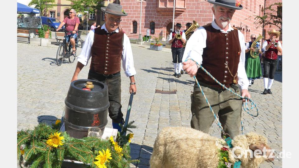 Den Bätz führt Hans Gradl, mit dem Schubkarren samt Fassl ist Günther Meier unterwegs. Bild: mag