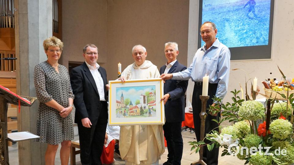 Zum Abschied gab es von der Pfarreiengemeinschaft ein Bild, auf dem die vier Kirchen der drei Pfarrteile zu sehen sind: (von links) Gudrun Bauer, Sprecherin des Gesamt-Pfarrgemeinderats, Josef Beer, Kirchenpfleger Ebermannsdorf, Pfarrer Herbert Grosser, Richard Bäumler, Kirchenpfleger Theuern, sowie Josef Schlegl, Kirchenpfleger Pittersberg. Bild: wec