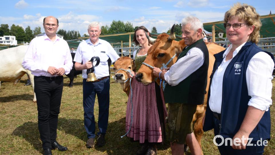 Eine echte „Miss Bayern“ hat Stefanie Rieblinger (Mitte), Hilgertshausen-Tandern, nun im Stall stehen. Sie erhält für ihre Kuh und Kalb die Auszeichnung von Finanz- und Heimatminister Albert Füracker (links) überreicht. Verbandsvorsitzende Erika Sauer (rechts) freut sich mit ihr. Bild: bey