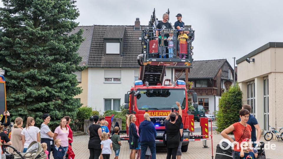 Beim Spielenachmittag der Freiwilligen Feuerwehr herrschte an der Drehleiter ständig Riesenandrang. Ob Klein, ob Groß, alle wollten - von einem Feuerwehrmann begleitet – im Drehleiterkorb hinauf in luftige Höhen und den Blick über das Geschehen im Feuerwehrhof, ja über Hirschau genießen. Bild: u