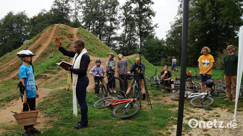 Pfarrvikar Emmanuel Ogbu segnete den Dirt-Bike-Park. Bild: wel