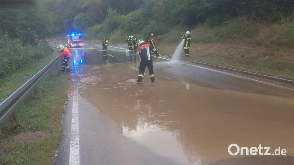 Der Schlamm hatte sich über die gesamte Straße ergossen. Bild: Kreisbrandinspektion Schwandorf /exb