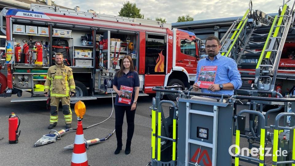 Stadtbrandinspektor Maximilian Seiler (von links), Vorsitzende Bettina Seidel und Feuerwehrreferent Marc Preuß freuen sich auf die Feuerwehr-Werbeaktion. Bild: Stadt Marktredwitz/exb
