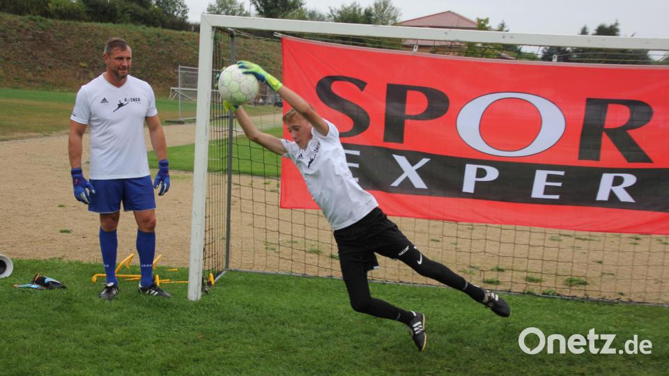Der 13-jährige Niclas Wonke aus Tirschenreuth war zum sechsten Mal beim Torwartcamp in der Kreisstadt dabei. Torwarttrainer Huberth Rosner beobachtet ihn genau. Bild: kro