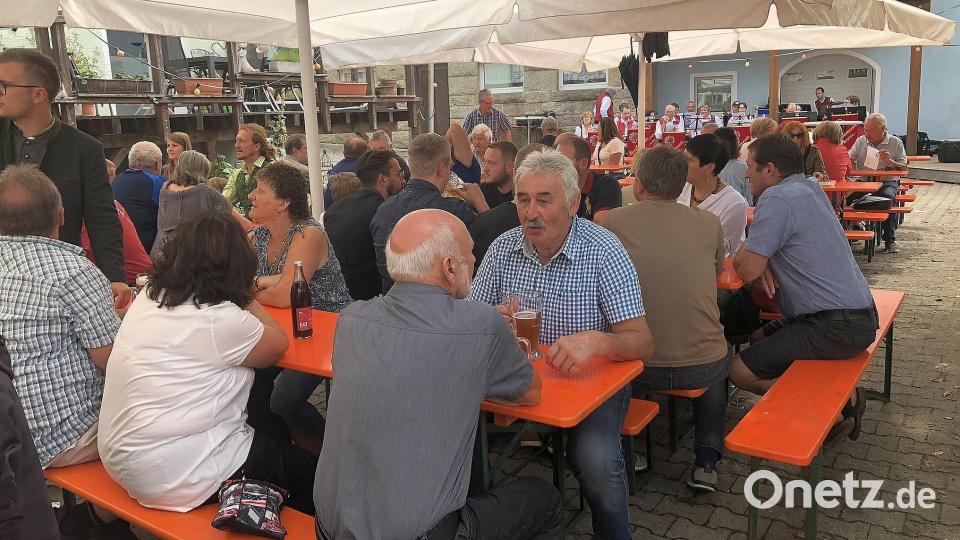 Mit vielen Gästen feierte die Junge Union Wiesau ihr Zoiglfest im Biergarten der Familie Summer. Bild: wro