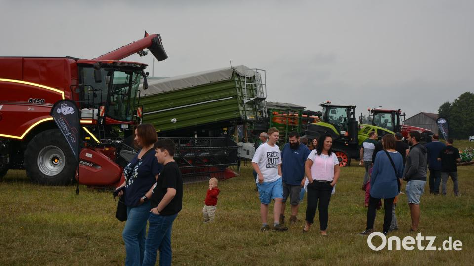 Zahlreiche landwirtschaftliche Maschinen und Fahrzeuge gab es am Samstag beim Tag der offenen Tür der Firma Schaumberger Agrar auf einer Wiese im Gewerbegebiet Birkigt zu besichtigten. Trotz des regnerischen Wetters herrschte ein reges Interesse. Bild: jr