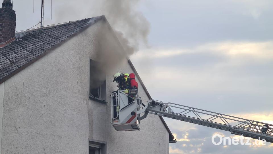 Am Montagabend fing aus noch ungeklärter Ursache ein Dachstuhl in Waldeck Feuer. Verletzt wurde bei dem Brand niemand. Bild: rw