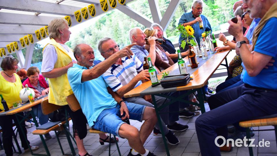 Wiedersehen, Austausch, die alten Zeiten aufleben lassen. Der SV Etzelwang bot mit seiner nachgeholten 75-Jahr-Feier einen emotionalen für ein Zusammenkommen und Wiedersehen. Bild: SV Etzelwang/exb