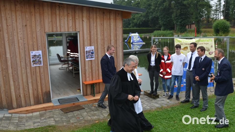 Pfarrer Matthias Weigart und Diakon Janusz Szubartowicz (von links) segneten die neuerbaute Wachhütte. Ortsgruppen-Vorsitzender Corbinian Kraus und Wasserwachtmitglieder begleiteten die feierliche Zeremonie. Bild: dob