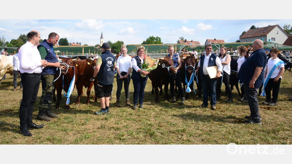 Zum Abschluss der bestens vorbereiteten Landestierschau gibt es für die Familie Sauer, Moosbach das Lob der Teilnehmer. Bild: bey