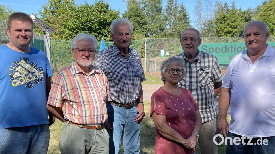Für ihr langjähriges Engagement im Vorstand wurde den ausscheidenden Vorstandsmitgliedern mit Geschenkkörben gedankt (von links): 2. Vorsitzender Dominik Pentner, Franz Bauer (7 J.), Josef Birner (22 J.), Christa Gebhardt (31 J.), Willi Gevatter (33 J.) und 1. Vorsitzender Christian Renner. Bild: u